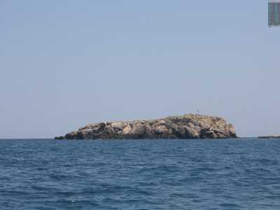 Sulla nostra sinistra imponente e solitario si erge lo �scoglio dell�eremita�, un isolotto dalle pendici scoscese su cui impera una croce. � chiamato cos� perch� per circa trent�anni qui avrebbe vissuto un religioso solitario, cibandosi del solo pesce che riusciva a pescare